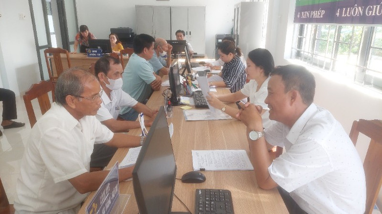 Người dân phấn khởi được giải quyết thủ tục nhanh, gọn tại Trung tâm phục vụ hành chính công phường Phú Yên. 20250701-081830-1199.jpg