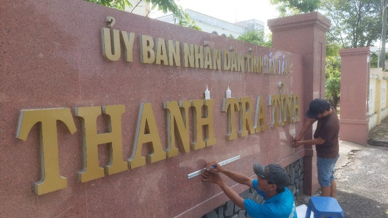Nhiều cơ quan, đơn vị có cơ sở 2 ở khu vực phía đông đang hoàn tất bảng hiệu trụ sở mang tên tỉnh Đắk Lắk. 20250701-092107-8665-4427.jpg