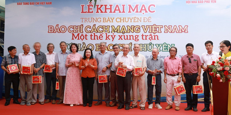 Lãnh đạo tỉnh Phú Yên và Bảo tàng Báo chí Việt Nam cắt băng khai mạc trưng bày triển lãm. tang-quaimg-0444.jpg