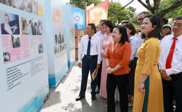 Lãnh đạo tỉnh Phú Yên và các đại biểu xem trưng bày hiện vật tại triển lãm. tham-quanimg-0561.jpg