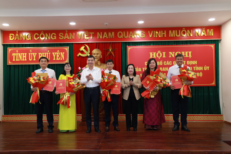 Thường trực Tỉnh ủy Phú Yên trao quyết định thành lập Báo Phú Yên và chỉ định Ban Biên tập. bao.jpg
