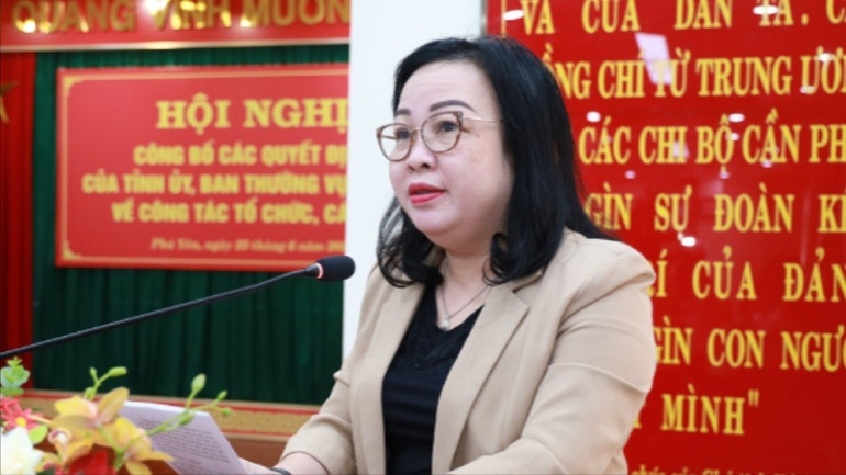 Bí thư Tỉnh ủy Phú Yên Cao Thị Hòa An phát biểu giao nhiệm vụ Ban Biên tập Báo Phú Yên. dc-an-7702.jpg