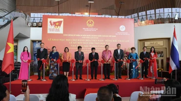 Các đại biểu cắt băng khai mạc Hội chợ hàng hóa Việt Nam-Đông Bắc Thái Lan.