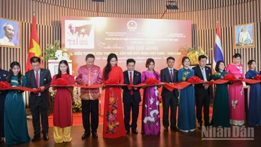Các đại biểu cắt băng khai mạc triển lãm.