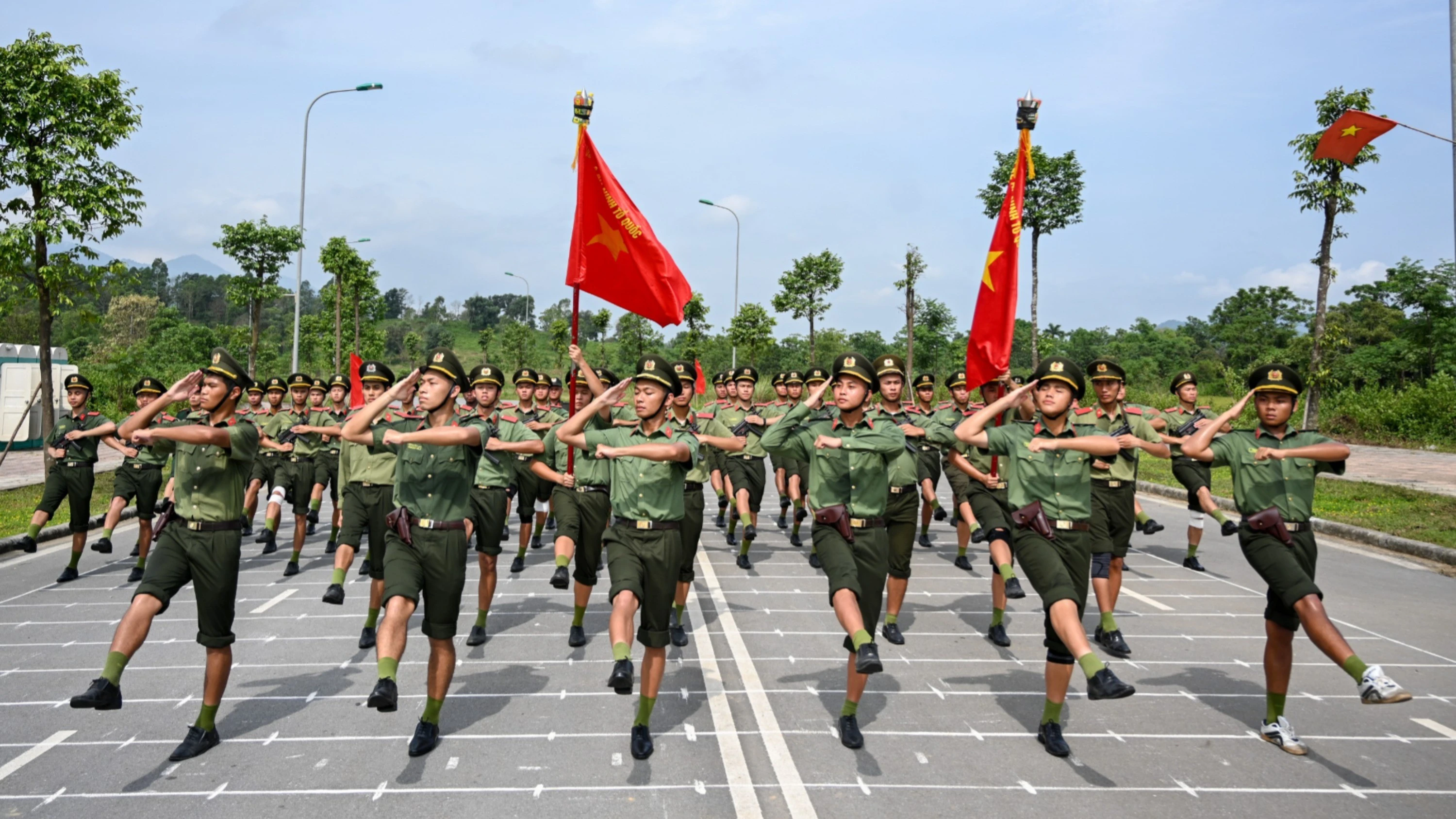 Khối nam sĩ quan Kỹ thuật nghiệp vụ và phòng chống tội phạm sử dụng công nghệ cao luyện tập trong thời tiết nắng nóng.