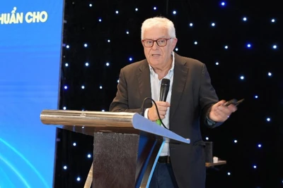 Giáo sư Antonio Torres, Khoa Hô hấp, Hospital de Clínic, Đại học Barcelona, Tây Ban Nha trao đổi tại hội thảo.