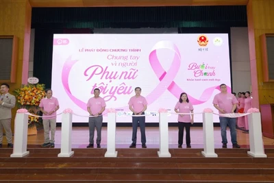 Các đại biểu cắt băng lễ phát động chiến dịch truyền thông nâng cao nhận thức về bệnh ung thư vú năm 2025.