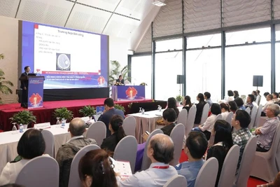 Đông đảo các chuyên gia, bác sĩ chuyên ngành tim mạch tham gia nghe và thảo luận một báo cáo chuyên đề tại Hội nghị Khoa học Tim mạch toàn quốc năm 2025.