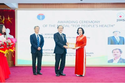 Phó Giáo sư, Tiến sĩ Nguyễn Thị Liên Hương, Thứ trưởng Y tế trao Kỷ niệm chương “Vì sức khỏe nhân dân” tặng chuyên gia của JIHS.