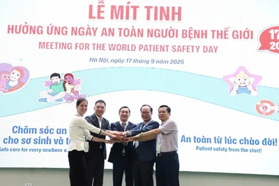 Đại diện Bộ Y tế, Tổ chức Y tế Thế giới tại Việt Nam hưởng ứng Ngày An toàn người bệnh thế giới (17/9).