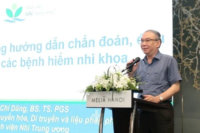 Phó Giáo sư, Tiến sĩ Vũ Chí Dũng Trung tâm Nội tiết, chuyển hoá, Di truyền và liệu pháp phân tử (Bệnh viện Nhi Trung ương) trao đổi về kế hoạch xây dựng hướng dẫn chẩn đoán, điều trị và quản lý bệnh hiếm nhi khoa.