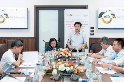 Tiến sĩ, bác sĩ Nguyễn Trọng Khoa, Phó Cục trưởng, Cục Quản lý Khám, Chữa bệnh (Bộ Y tế) trao đổi tại toạ đàm.