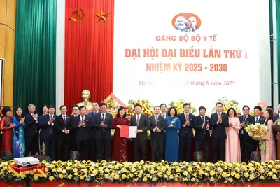 Phó Thủ tướng Lê Thành Long trao quyết định chỉ định Ban chấp hành Đảng bộ Bộ Y tế nhiệm kỳ 2025-2030. (Ảnh: Trần Minh)