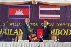 Phó Thủ tướng, Bộ trưởng Quốc phòng Campuchia Tea Seiha và Bộ trưởng Quốc phòng Thái Lan Nattaphon Narkphanit tại Hội nghị đặc biệt lần thứ 3 Ủy ban Biên giới chung Campuchia-Thái Lan. (Ảnh: Bộ Thông tin Campuchia)