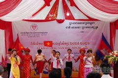 Các em học sinh Trường tiểu học Hữu nghị Khmer-Việt Nam Prey Veng trình diễn ca khúc “Việt Nam-Campuchia Samaki”. (Ảnh: HUY VŨ)