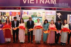 Các đại biểu cắt băng khai mạc Hội chợ Thương mại Việt Nam tại Campuchia 2025. (Ảnh: HUY VŨ)
