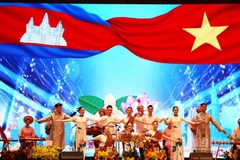 Biểu diễn nghệ thuật chào mừng kỷ niệm 80 năm Quốc khánh Việt Nam tại Campuchia. (Ảnh: ĐINH TRƯỜNG)
