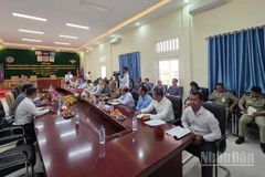 Quang cảnh buổi làm việc giữa Đoàn công tác của Đại sứ quán Việt Nam tại Campuchia với lãnh đạo tỉnh Prey Veng.