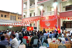 Chương trình Xuân Quê hương 2026 do Tổng Lãnh sự quán Việt Nam tại Battambang tổ chức thu hút đông đảo khách mời tham dự. (Ảnh: HUY VŨ)