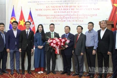 Lãnh đạo tỉnh Battambang chúc mừng Tổng Lãnh sự quán Việt Nam nhân kỷ niệm 80 năm ngày Quốc khánh. (Ảnh: ĐINH TRƯỜNG)