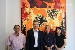 Đại sứ Việt Nam tại Campuchia Nguyễn Minh Vũ (áo vest đen) đến với triển lãm của họa sĩ Bùi Hoàng Dương (sơ-mi đen). (Ảnh: HUY VŨ)