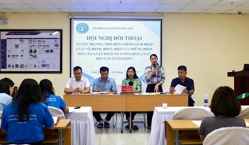 Tuyên truyền, phổ biến pháp luật về bảo hiểm xã hội, bảo hiểm y tế tại Khu công nghiệp Khai Quang, phường Vĩnh Phúc, tỉnh Phú Thọ. (Ảnh: VIỆT BẮC)