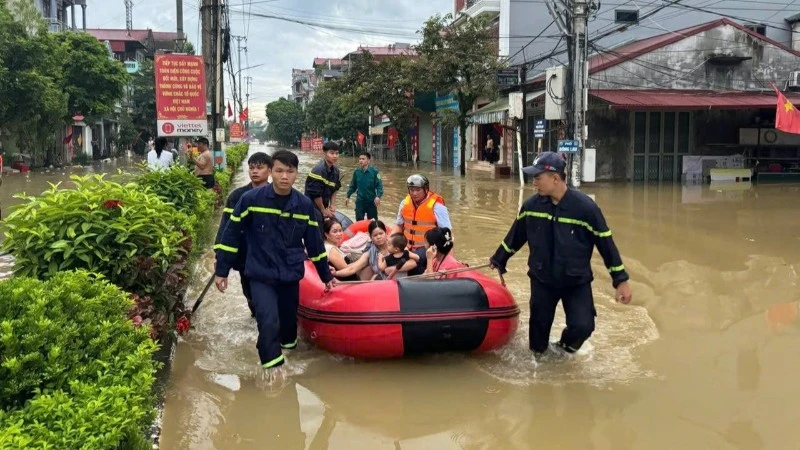 Phòng Cảnh sát phòng cháy chữa cháy và cứu nạn cứu hộ, Phòng Cảnh sát Cơ động, Công an tỉnh Lạng Sơn phối hợp với lực lượng Công an xã Thất Khê đưa người dân đến nơi an toàn.