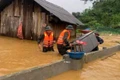 Lực lượng vũ trang tỉnh Lai Châu hỗ trợ giúp người dân khắc phục hậu quả sau mưa lớn.