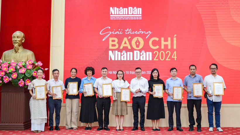 Đồng chí Lê Quốc Minh trao giải A cho các tác giả, đại diện nhóm tác giả. (Ảnh: THẾ ĐẠI) 