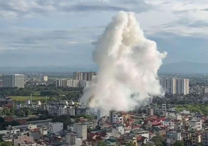 Vụ nổ gây khói bốc cao hàng trăm mét.