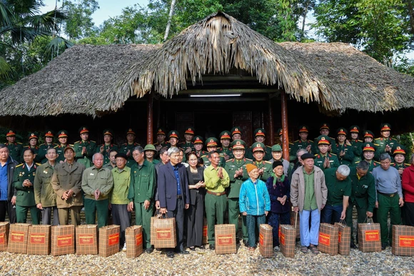 Đoàn công tác đã trao quà tặng Hội Cựu chiến binh xã Định Hóa và trao quà tặng 80 gia đình chính sách, gia đình có công trong công tác bảo vệ, chăm sóc các khu di tích lịch sử.