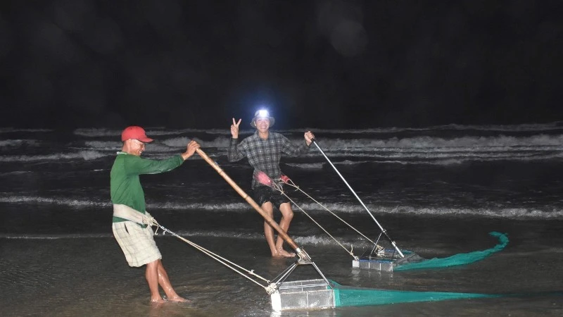 Người dân cào dắt trên biển trong đêm tối tại Bãi Sau, phường Vũng Tàu, Thành phố Hồ Chí Minh