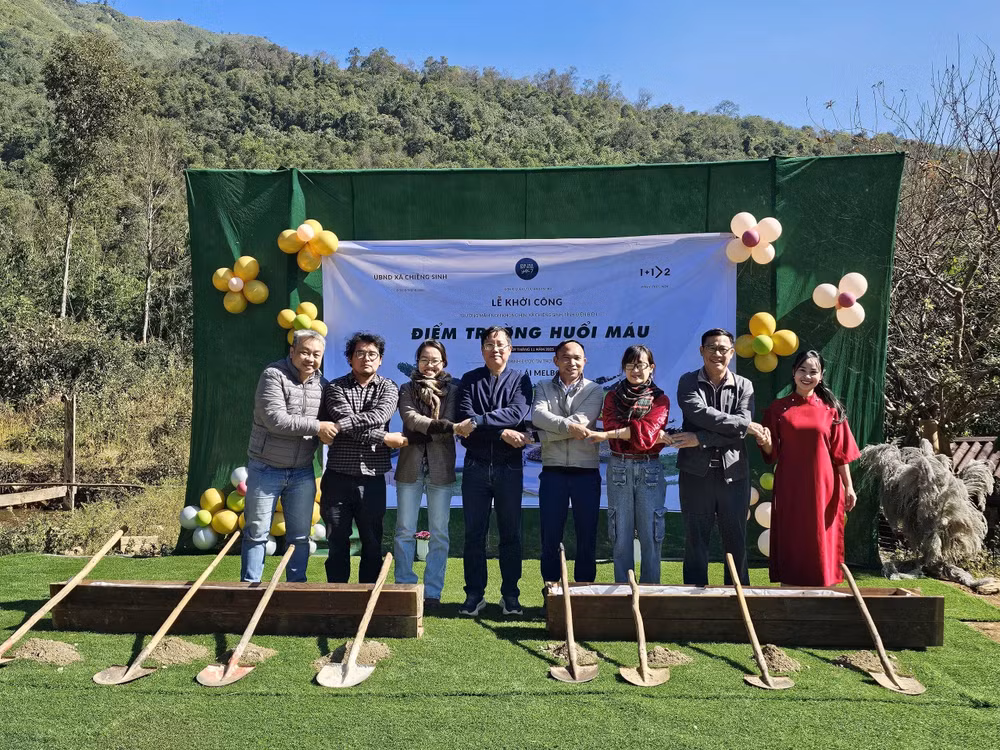 Các đồng chí lãnh đạo xã Chiềng Sinh cùng nhà tài trợ khởi công xây dựng điểm trường Huổi Máu cho học sinh con em đồng bào các dân tộc thiểu số tại địa bàn.