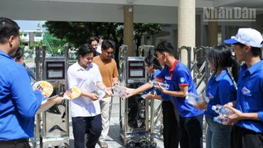 Tình nguyện viên tham gia tiếp sức mùa thi tại điểm thi trường THPT Phan Châu Trinh.