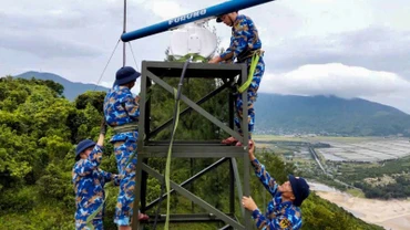 Cán bộ, chiến sĩ Trạm ra-đa 535 (tỉnh Quảng Trị) gia cố các trang bị.