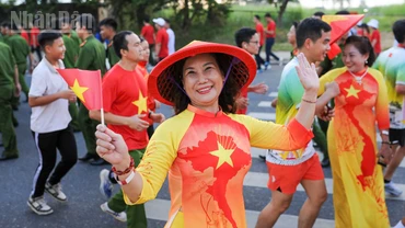 Người dân Đà Nẵng hưởng ứng dịp kỷ niệm 80 năm Cách mạng Tháng Tám và Quốc khánh 2/9.