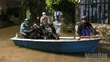 Người dân khu vực đường Mẹ Suốt chạy lụt trong đêm.