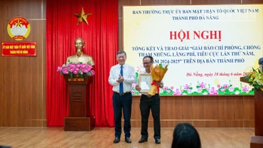 Đại diện Ban Tổ chức trao giải cho tập thể có nhiều bài dự thi chất lượng.