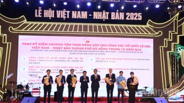 Chủ tịch Ủy ban nhân dân thành phố Đà Nẵng Lương Nguyễn Minh Triết và Đại sứ Ito Naoki trao kỷ niệm chương cho các cá nhân, tổ chức.