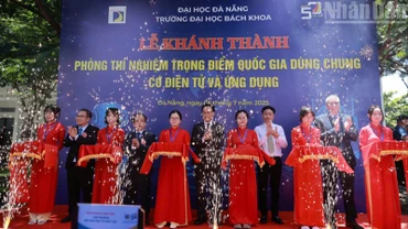 Các đại biểu cắt băng khánh thành Phòng Thí nghiệm trọng điểm Quốc gia dùng chung Cơ điện tử và Ứng dụng.