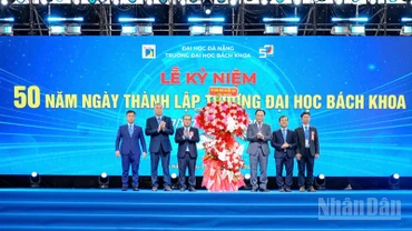 Trường đại học Bách khoa, Đại học Đà Nẵng đón nhận lẵng hoa chúc mừng của Bộ Giáo dục và Đào tạo.