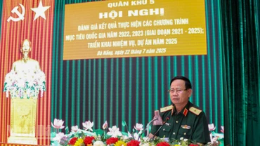 Thiếu tướng Hứa Văn Tưởng. Phó Tư lệnh Quân khu, Trưởng ban chỉ đạo thực hiện các dự án trong Chương trình mục tiêu quốc gia phát biểu chỉ đạo tại hội nghị.