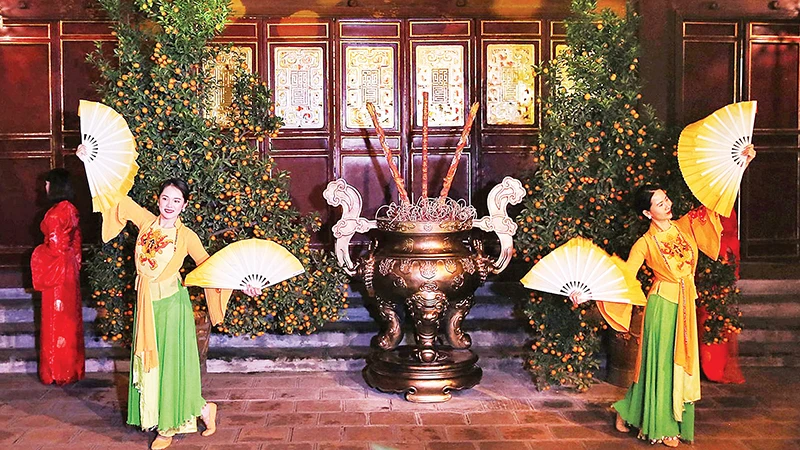 Tour đêm Đền Ngọc Sơn mở cửa đón du khách