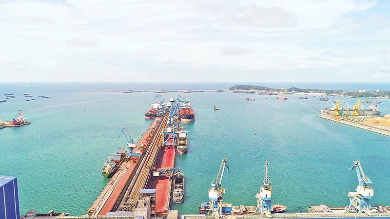 Với vị trí đắc địa và lợi thế vốn có, cảng biển nước sâu Dung Quất hội tụ đủ điều kiện phát triển toàn diện.
