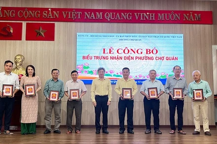 Lãnh đạo phường Chợ Quán tặng bộ ấn phẩm biểu trưng nhận diện phường đến các cơ quan, đơn vị trên địa bàn.