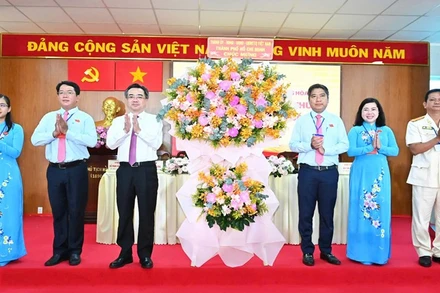 Đồng chí Nguyễn Thanh Nghị (thứ 3 từ trái qua) tặng lẵng hoa chúc mừng đại hội.