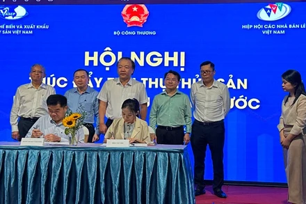 Đại diện các doanh nghiệp, hệ thống phân phối và doanh nghiệp sản xuất, cung ứng thủy sản ký kết các biên bản ghi nhớ hợp tác tiêu thụ các mặt hàng thủy sản Việt Nam.