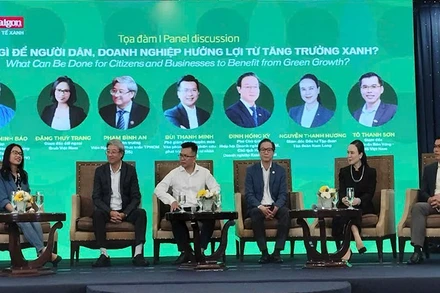 Các chuyên gia và doanh nghiệp tham gia phần Tọa đàm.