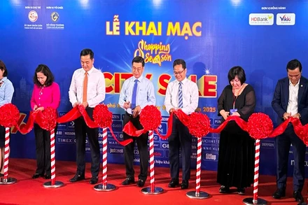 Các đại biểu thực hiện nghi thức khai mạc hoạt động “City Sale” năm 2025 tại nhà ga Metro Bến Thành.