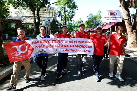 Đi bộ “Vì nạn nhân chất độc da cam/dioxin” còn là dịp để doanh nghiệp thể hiện sự đồng cảm, sự sẻ chia trách nhiệm với xã hội. (Ảnh: SATRA)